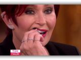 Sharon Osbourne removes and puts back her fake tooth