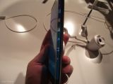 Samsung Galaxy Note Edge, curved display shows notifications