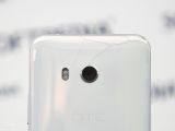 HTC U11 how the back looks with a crack