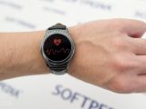 Samsung Gear S2 Classic measuring heart rate
